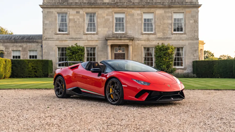 Lamborghini Huracán Performante Spyder on the gravel drive of an English country house