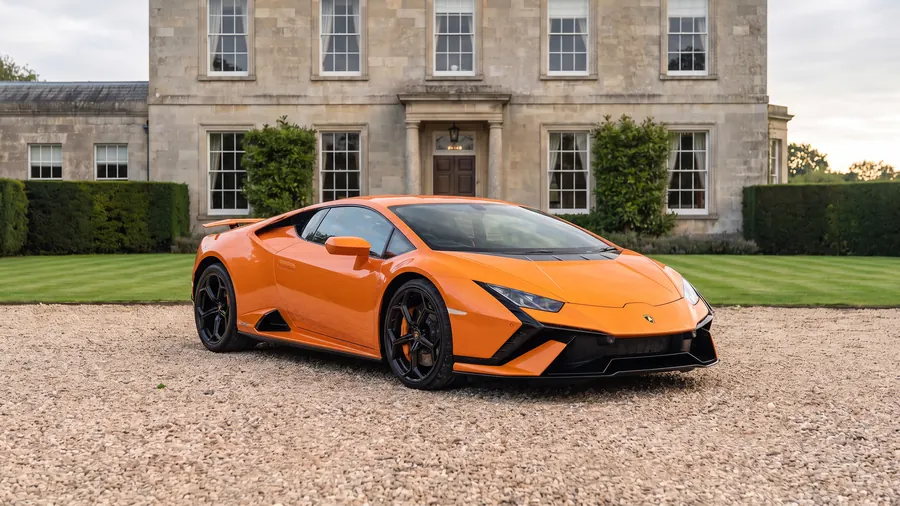 Lamborghini Huracán Tecnica on the gravel drive of an English country house