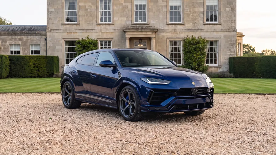 Lamborghini Urus SE on the gravel drive of an English country house